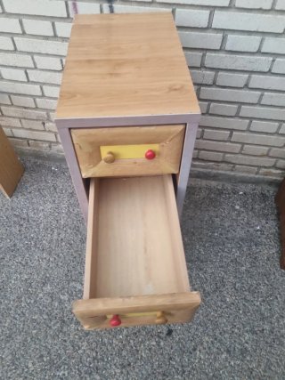 Cajonera de madera con cajones amarillos