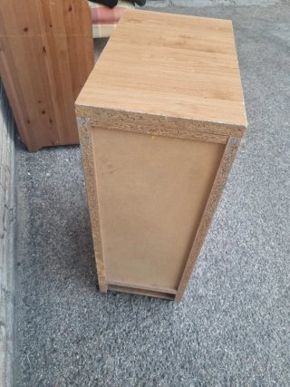 Cajonera de madera con cajones amarillos
