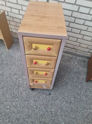 Cajonera de madera con cajones amarillos