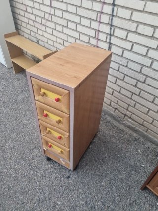 Cajonera de madera con cajones amarillos
