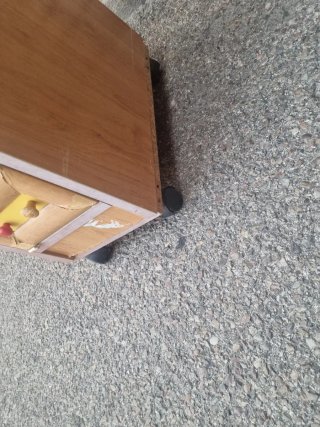 Cajonera de madera con cajones amarillos