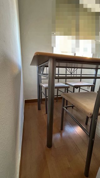 Mesa y 4 sillas comedor