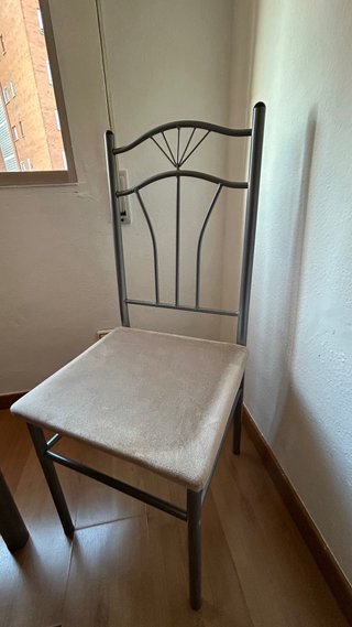 Mesa y 4 sillas comedor