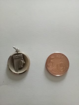Medalla antigua con perfil