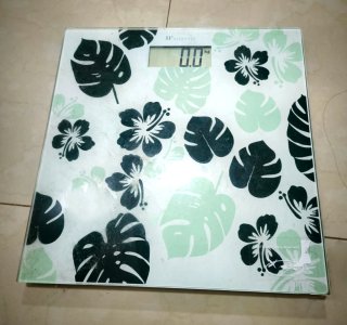 Báscula digital con diseño floral