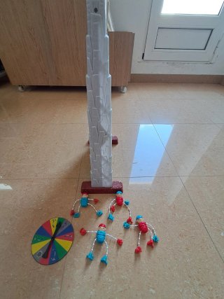 Juego de escalada con figuras y ruleta