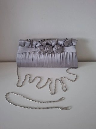 Bolso 15€ de fiesta plateado con flores