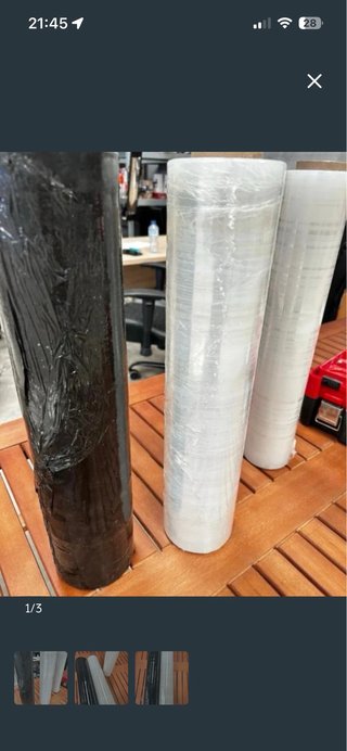 Rollos de plástico negro y transparente