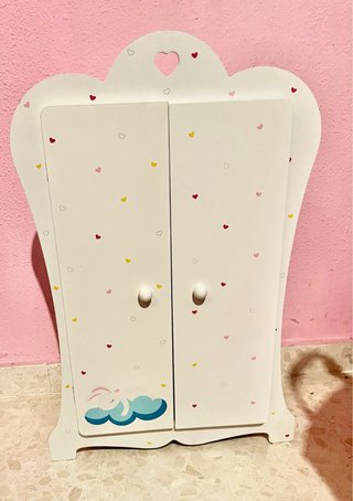 Armario para muñecas con perchero