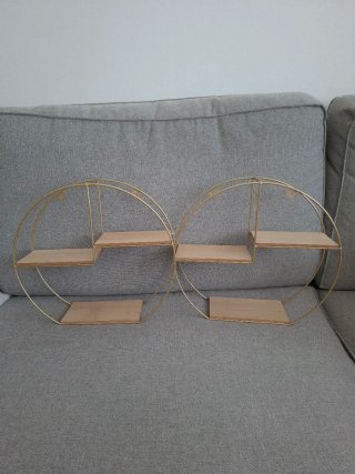 Scaffali rotondi dorati e in legno