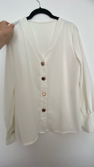Blusa color blanco roto con botones dorados