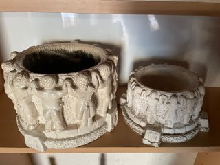 2 maceras de piedra con figuras las dos juntas 25