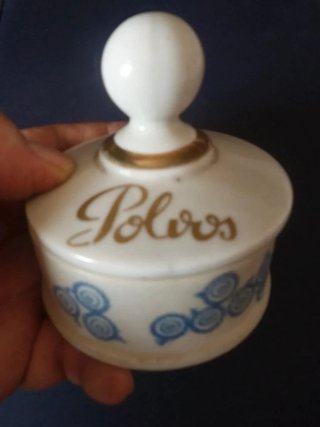 Antiguo joyero de porcelana con tapa