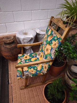 Mecedora antigua de madera