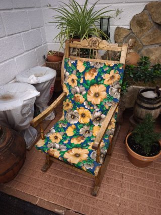 Mecedora antigua de madera