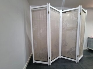 Biombo decorativo blanco con tela estampada
