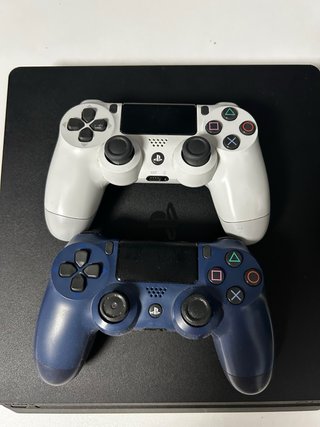 PS4 Slim 1TB + 2 Mandos + Cables