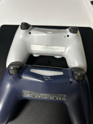 PS4 Slim 1TB + 2 Mandos + Cables