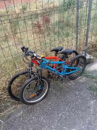 Bicicleta infantil azul y roja