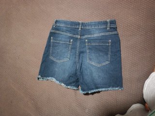 Pantalón corto vaquero desgastado