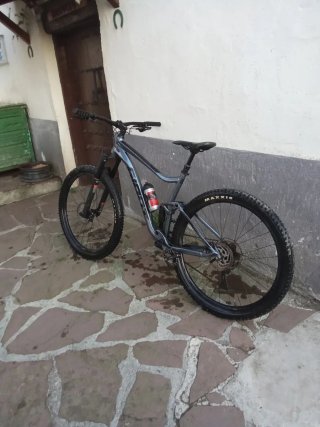Bicicleta Giant a doppia sospensione