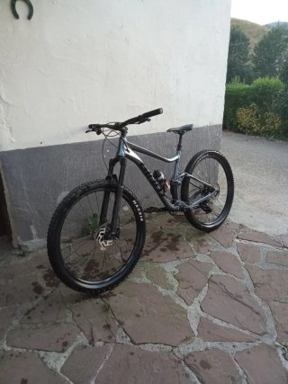Bicicleta Giant a doppia sospensione