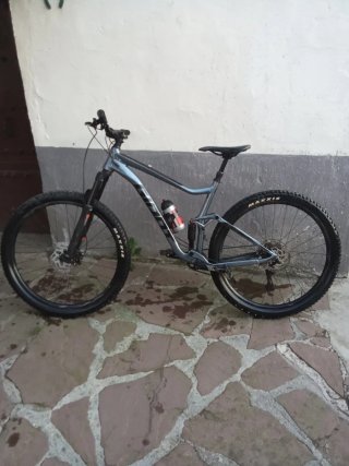 Bicicleta Giant a doppia sospensione