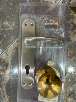 Puerta blindada con premarco y con bombin