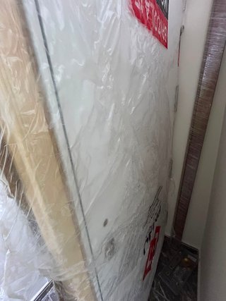 Puerta blindada con premarco y con bombin