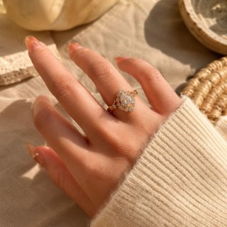Anello dorato con zircone a goccia