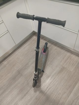 Patinete plegable negro con diseño galaxia