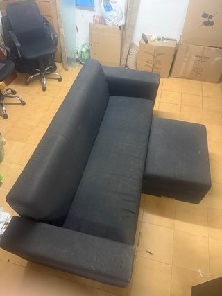 Sofá de tela negro con otomana