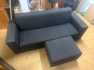 Sofá de tela negro con otomana