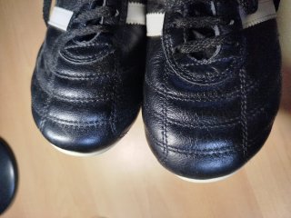 Botas de fútbol tacos Adidas negras Piel natural .