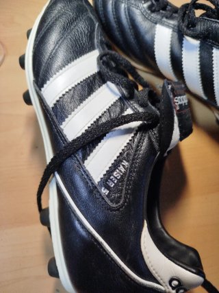 Botas de fútbol tacos Adidas negras Piel natural .