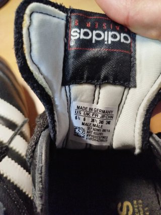 Botas de fútbol tacos Adidas negras Piel natural .
