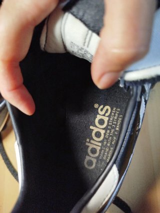 Botas de fútbol tacos Adidas negras Piel natural .