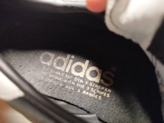 Botas de fútbol tacos Adidas negras Piel natural .