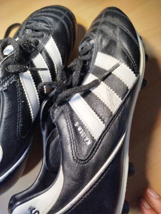 Botas de fútbol tacos Adidas negras Piel natural .
