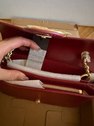 Borsa Pinko rossa con dettagli dorati