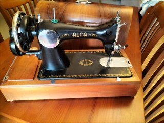 Máquina de coser Alfa antigua