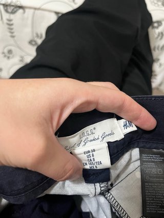 Pantalones cortos azules y lunares blancos de H&M