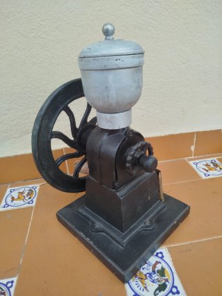 Molinillo de café antiguo