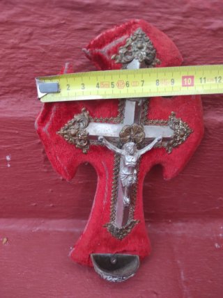 Crucifijo antiguo con benditera