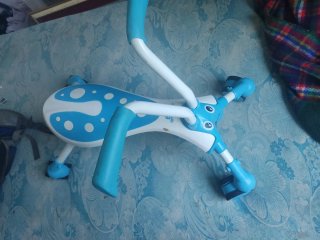Bicicleta infantil Bug azul y blanca