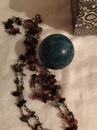 Joyero y minerales variados