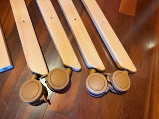 Minicuna Cambrass con patas, ruedas y vestimenta