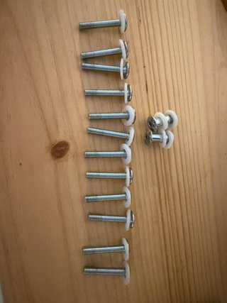 Minicuna Cambrass con patas, ruedas y vestimenta