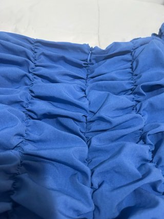 Vestido azul fruncido para fiesta