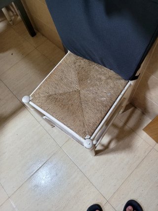 Sillas de madera blancas con cojín negro